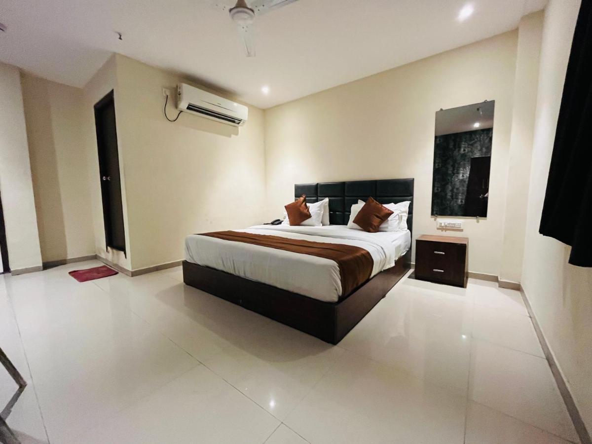Hotel Nova Vesu 苏拉特 外观 照片